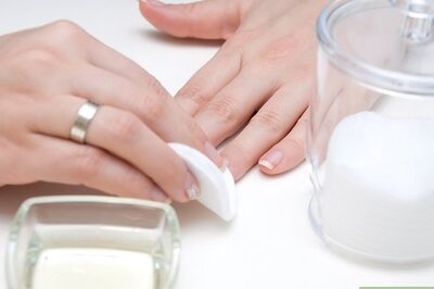 How to Apply Nail Polish Neatly