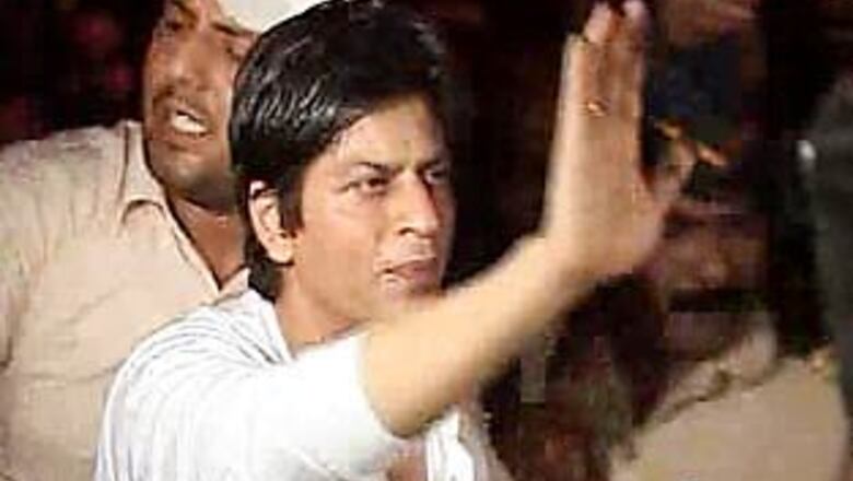 SRK paints, Big B sings as B'wood remembers 26/11