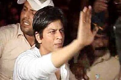 SRK paints, Big B sings as B'wood remembers 26/11