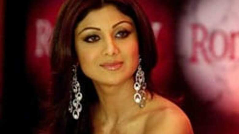 Shilpa calls kiss protesters lunatics