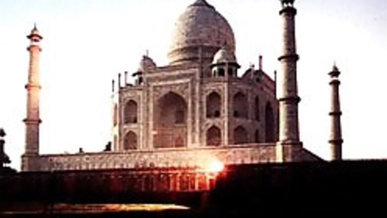 Pakistani bride lands in Agra jail for Honeymoon Travels