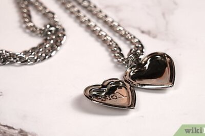 How to Put a Picture in a Locket