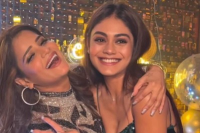 Dressed In Shimmery Green, Sreejita De Was All Smiles At Archana Gautam's Birthday Party