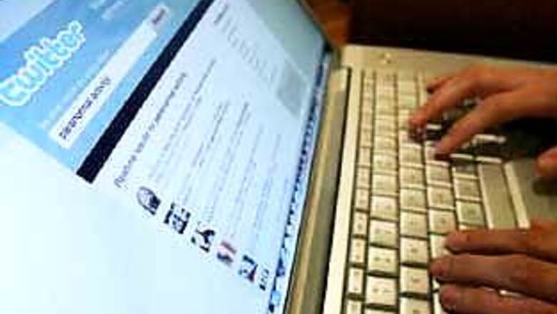Yahoo joins Twitter to boost online social features
