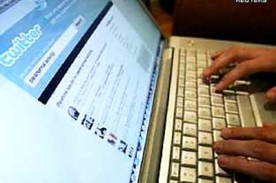 Yahoo joins Twitter to boost online social features