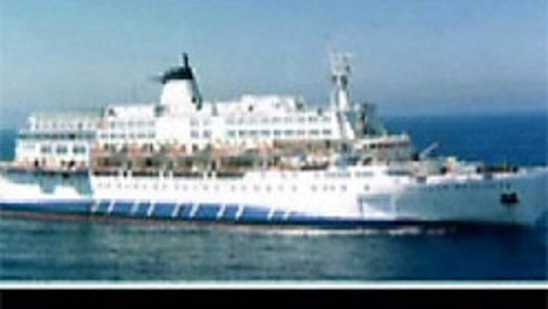 Cruise ship with 1,415 people sinks