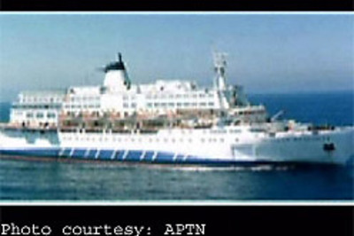 Cruise ship with 1,415 people sinks