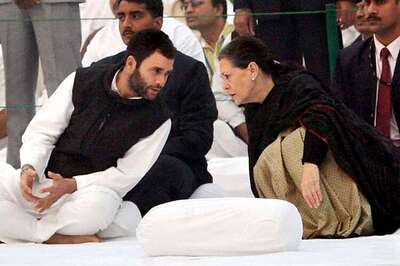 Sonia Gandhi calls meeting to decide alliance with Left in Bengal