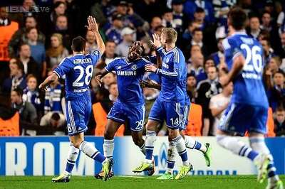 Samuel Eto'o scores twice as Chelsea close on last 16