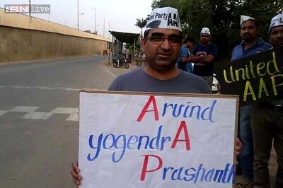 Bengaluru: AAP volunteers make a silent appeal to Arvind Kejriwal to keep the party united
