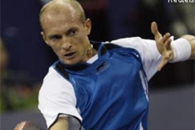 Davydenko beats Del Potro to reach Masters Cup semis