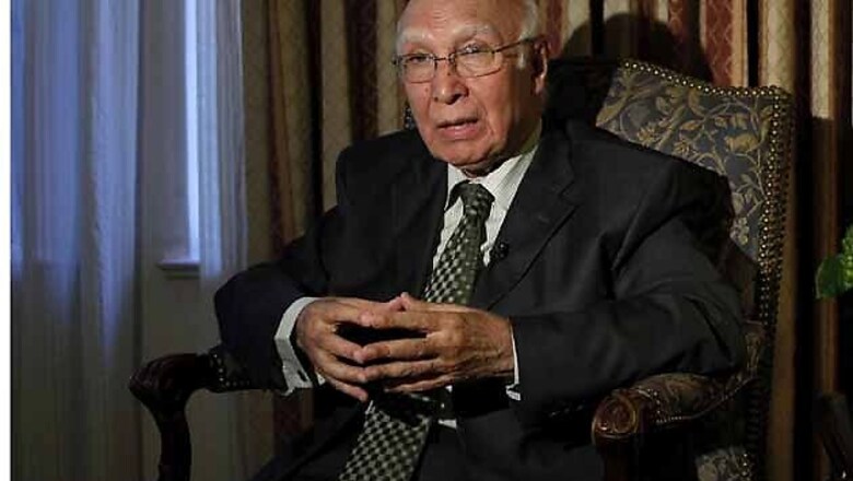 Sartaj Aziz meets Manmohan Singh to discuss bilateral issues
