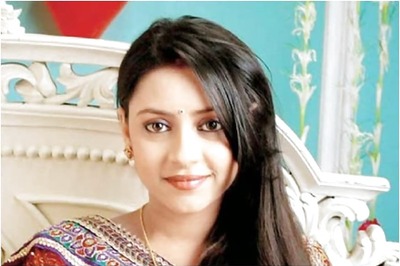 Lockdown: Unable to Arrange Fresh Flowers for Pratyusha Banerjee's Death Anniversary, Parents Make Their Own Garland