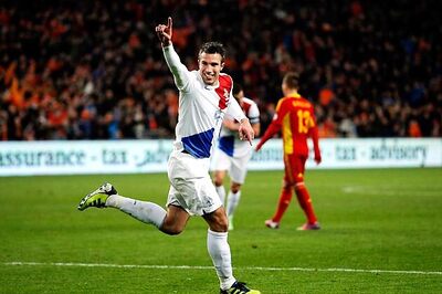 Van Persie closes in on all-time Dutch top scorer Kluivert