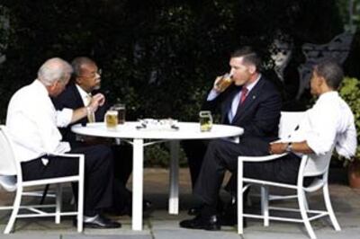 Obama holds 'beer summit' with arrested prof, cop