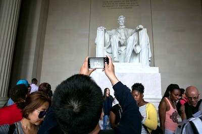Lincoln Memorial in Washington Vandalised With Spray Paint