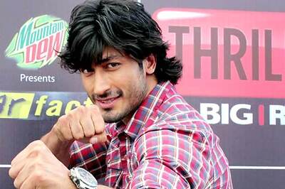 Snapshot: Vidyut Jamwal does daredevil stunts to promote 'Commando'