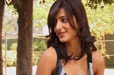 Bollybuzz: Ash learns karate, Shruti gets a new nose