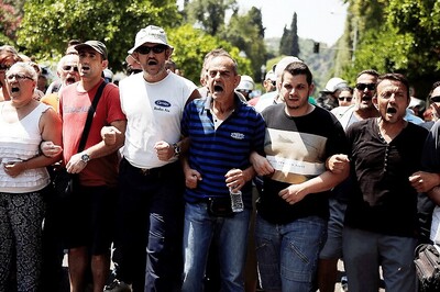 Rubbish Piles up as Greek Municipal Workers Stage Second Strike Over Contract Dispute