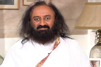 Double Standard to Seek Review of Ayodhya Verdict, Time to Strengthen Economy: Sri Sri Ravi Shankar