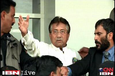Pakistani court issues warrant for Musharraf