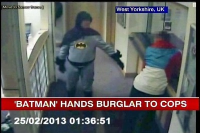 UK: Man dressed as Batman hands suspect over to police