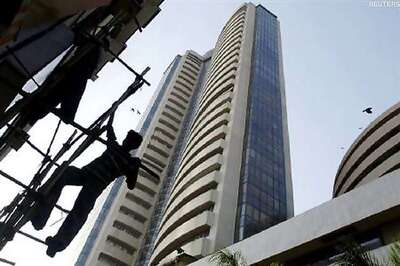 Sensex falls by 31 points to 1-1/2 month low on weak economic data