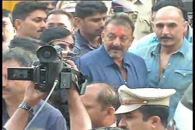 Police beat up photographers covering Sanjay Dutt's visit to temple