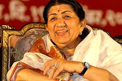 Legendary singer Lata Mangeshkar takes to Twitter to refute death rumours
