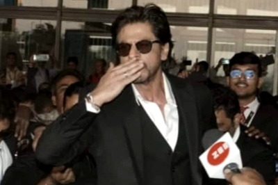 Shah Rukh Khan Mobbed Outside Kolkata Airport, Rani Mukerji Helps Him Board Car; Watch Video