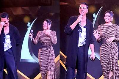 Akshay Kumar, Raveena Tandon Share Hug, Mention Shilpa Shetty at Event, Fans Go Crazy; Watch