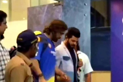 Heartwarming Video of 'Chinna Thala' Suresh Raina Helping a Limping MS Dhoni Goes Viral