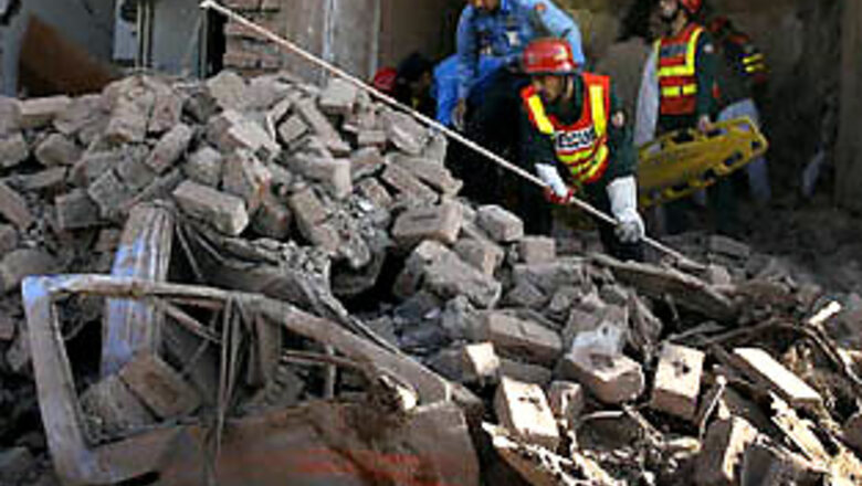 11 killed in bomb attack on Lahore police building