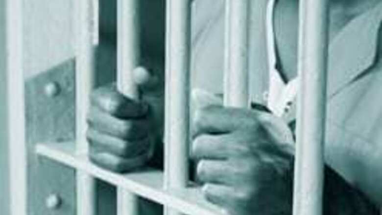 Prisoners take jailers as hostage in Pak