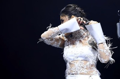 Mahsa Amini Death: Famed Turkish Singer Melek Mosso Chops Off Her Hair Onstage in Act of Solidarity