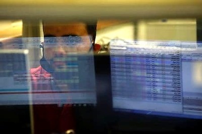 World Shares Edge Higher After Tech Rout, Oil Slides