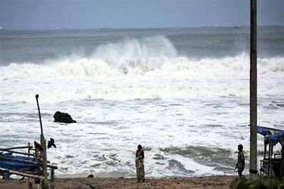 Rain and wind batter Odisha, AP coast as super cyclone Phailin barrels down