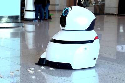These LG Airport Robots Will Help Keep The Airport Clean, Guide Travellers