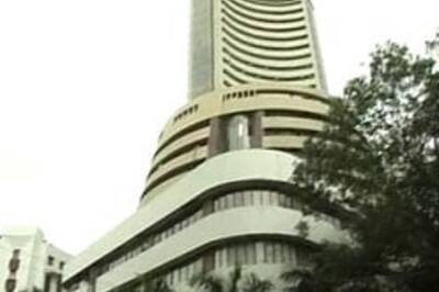 Mkts trade lower; realty, oil, telecom, banks stks down