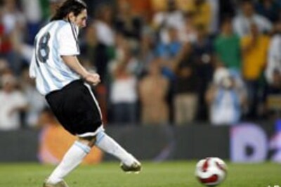 Messi-inspired Argentina down Algeria