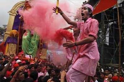 Mumbaikars bid colourful adieu to Lord Ganesha