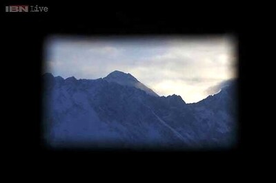 Bad weather hampers search for avalanche survivors on Everest