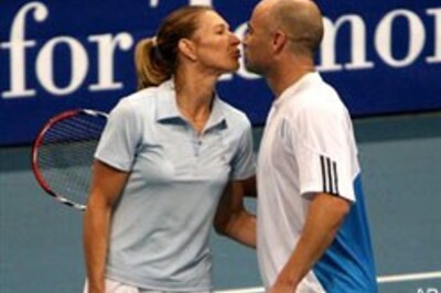 Graff, Agassi take to the court for fund raiser