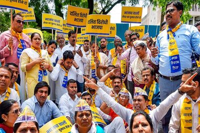 AAP Demonstrates Outside BJP HQ In Delhi Over Mayor's Election; Several Detained