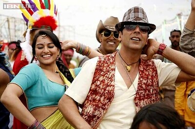 Akshay Kumar, Sonakshi Sinha get life membership of East Bengal club