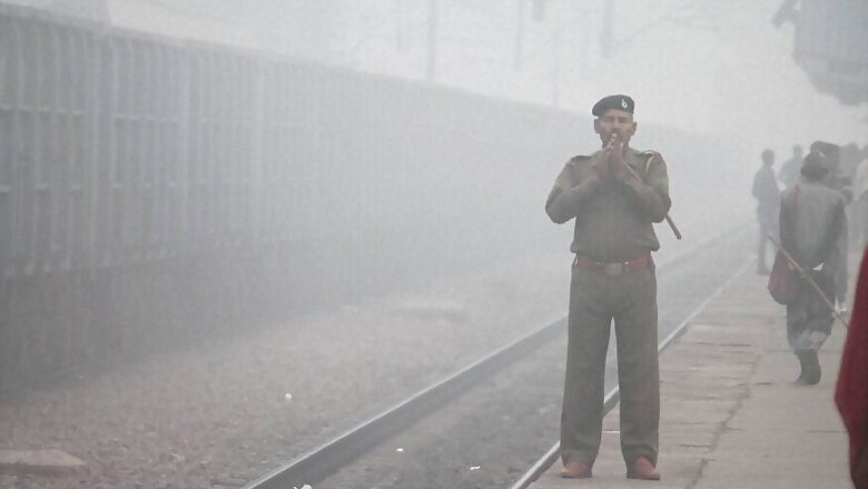 Chilly Sunday Morning With Cloudy Sky, Less Fog in Delhi