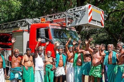 Protesting Tamil Nadu Farmers Try Climbing Mobile Tower In Delhi's Jantar Mantar | Watch