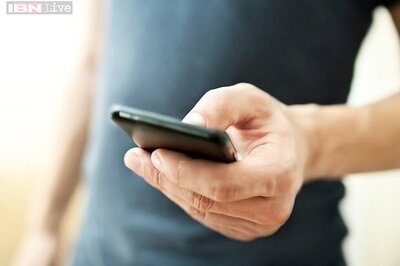 Most smartphone users in the US check their devices at least hourly: Survey