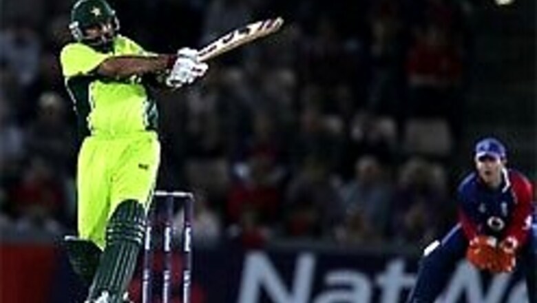 Pakistan pip England in a thriller