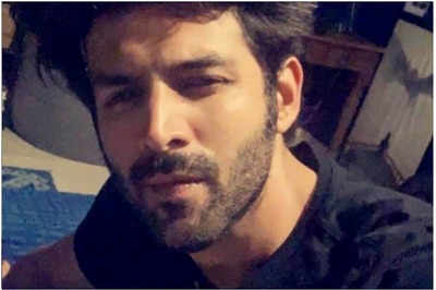 Kartik Aaryan Posts Selfie in Batman Tee, Says 'Pehle Use Dhoond Lao Jisne Pehla Bat Khaya'